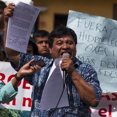 Bernardo Caal, lder del movimiento en resistencia contra el proyecto hidroelctrico Oxec I y II, manifiesta enfrente de la Corte de Constitucionalidad impugnando una copia de los resultados de la consulta comunitaria recin realizada en el territorio de Cahabon